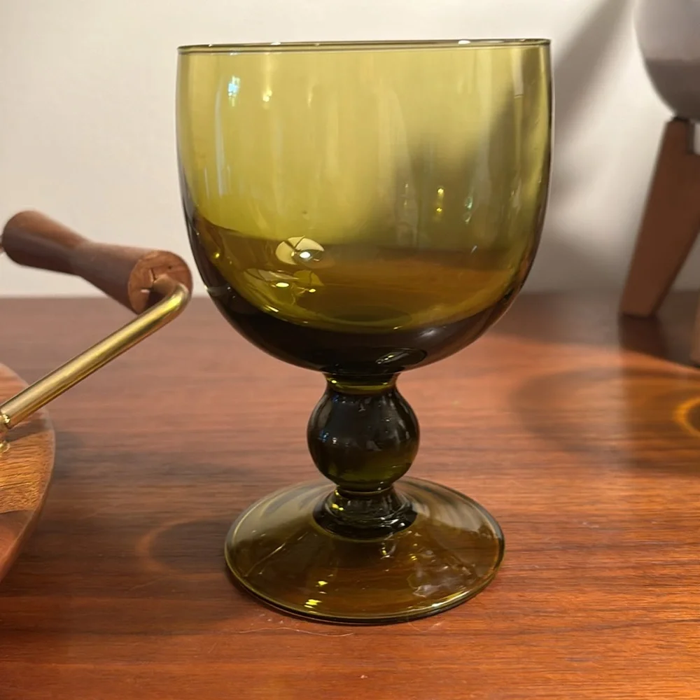 4  green Mid-Mod wine/cocktail glasses - Picture 5 of 8